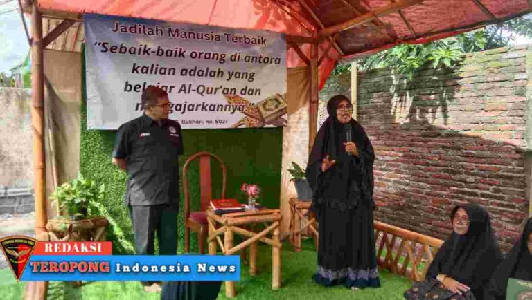 Ustadzah Zaitun tengah mengenalkan Usamah Abdat