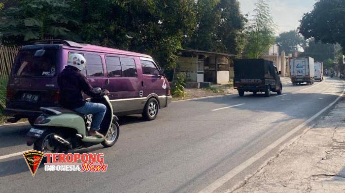Jalur-Gumitir-ditutup-sejumlah-kendaraan-berplat-luar-melintasi-Jalan-Desa-Gunung-Anyar-Bondowoso